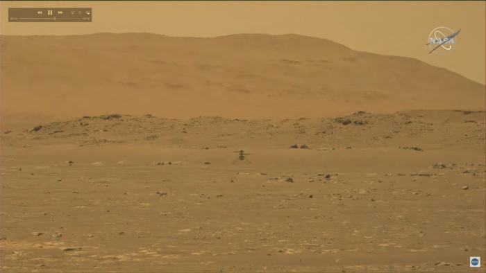 Ein Bild von Ingenuity w&auml;hrend des Fluges.